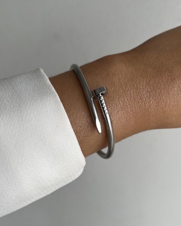 Bracelete prego em prateado