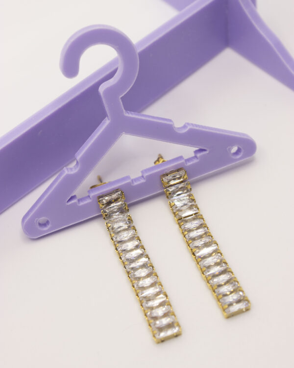 Brincos brilhantes em dourado