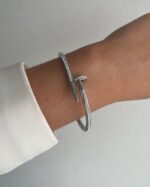 Bracelete prego com brilhantes prateada