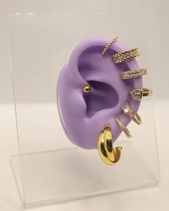 Earcuff com brilhantes em dourado