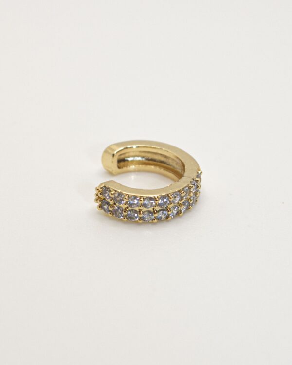 Earcuff com brilhantes em dourado