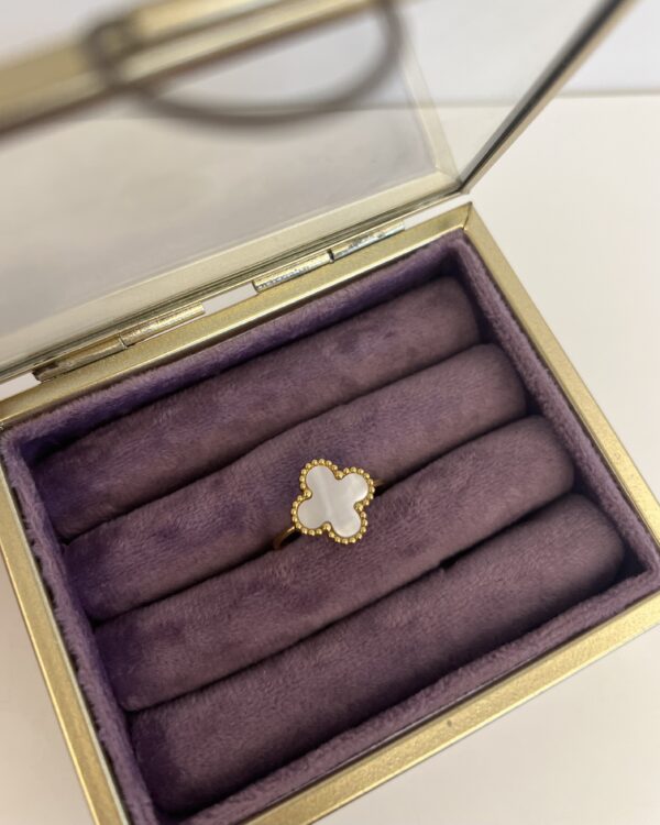 Anel trevo em branco ajustável