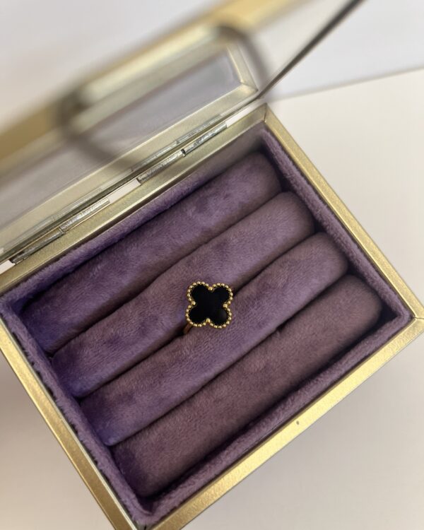 Anel trevo em preto ajustável