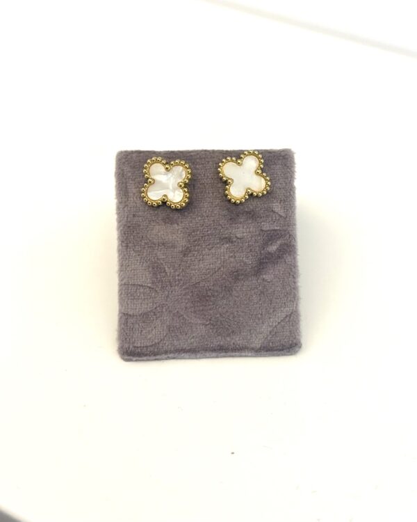 Brincos trevo em branco