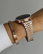 Relógio digital prateado e rose gold