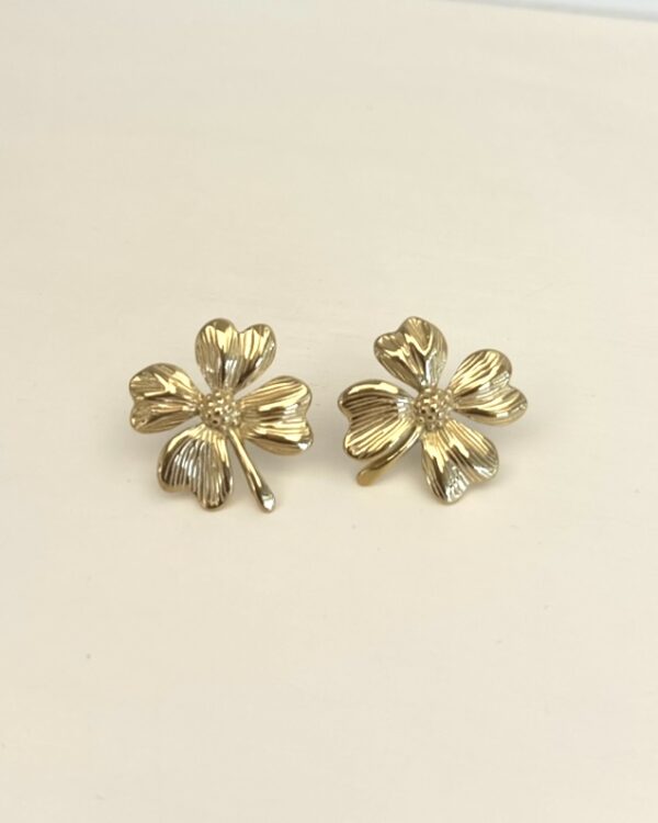 Brincos flor média