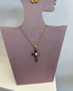 Colar Cruz colorida com fio simples