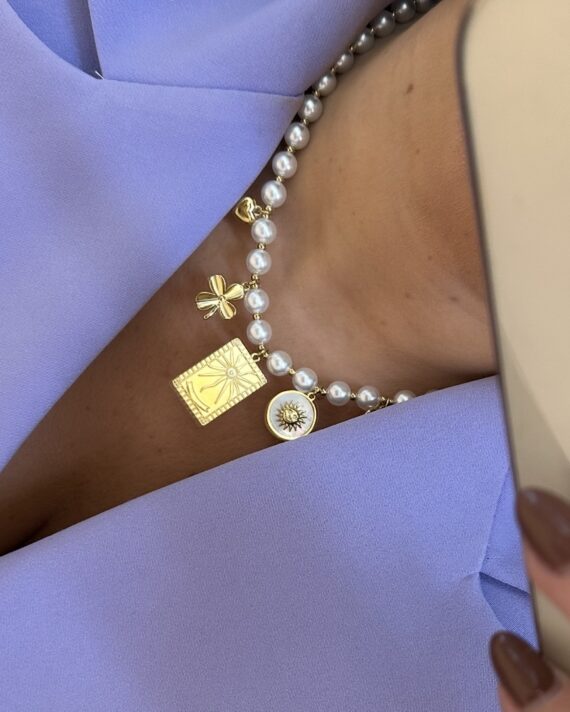 Colar pérolas com várias medalhas