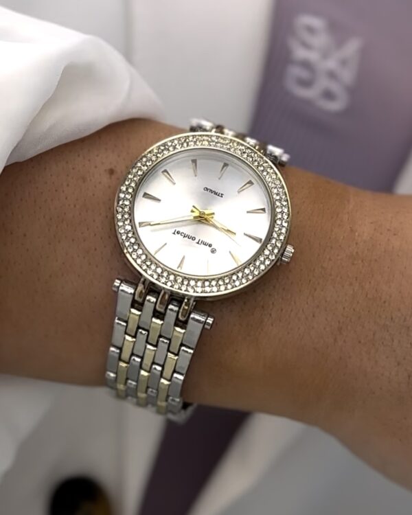 Relógio prateado e dourado