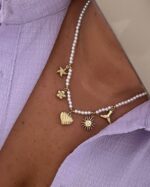 Colar pérolas pequenas com medalhas