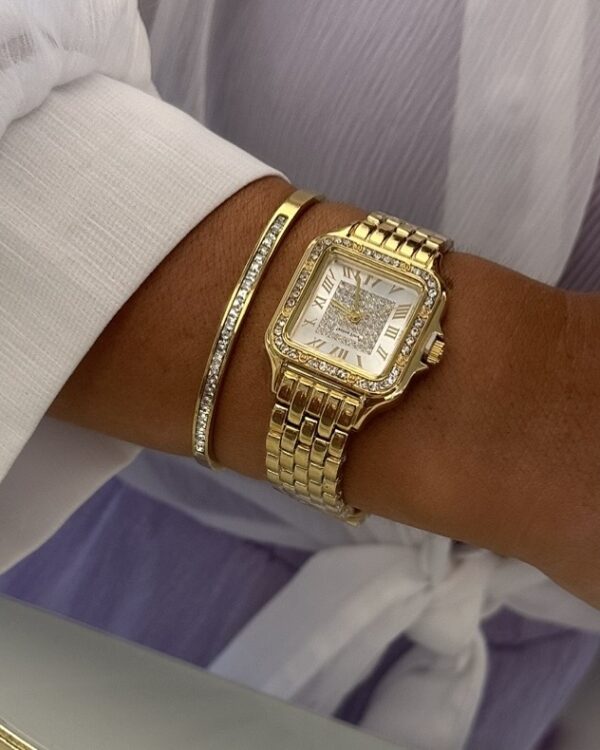 Relógio quadrado dourado