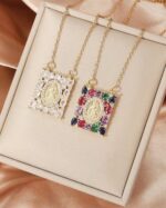 Colar quadrado nossa Sra com brilhantes brancos